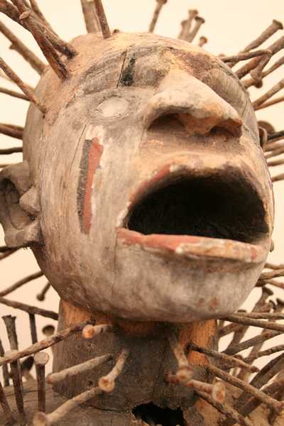 Kongo.(Nkonde), d`afrique : Rép.démoncratique du Congo., statuette Kongo.(Nkonde), masque ancien africain Kongo.(Nkonde), art du Rép.démoncratique du Congo. - Art Africain, collection privées Belgique. Statue africaine de la tribu des Kongo.(Nkonde), provenant du Rép.démoncratique du Congo., 1265/4653.Très vieux fétiche à clous H.77cm.
appelé Nkondi.Les Nkondi étaient porteur d